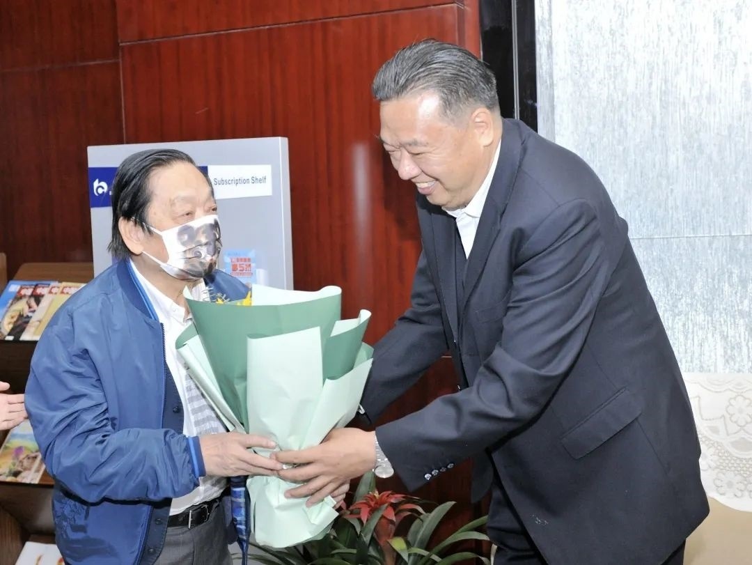 ▲青海省政協(xié)副主席、青海省林草局黨組書記、局長(zhǎng)、祁連山國(guó)家公園青海省管理局局長(zhǎng)李曉南在機(jī)場(chǎng)迎接韓美林