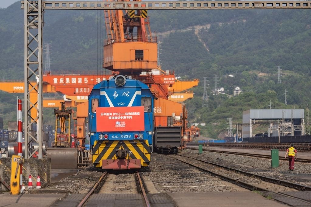 這是2023年4月27日，太平船務(wù)——西部陸海新通道江鐵海聯(lián)運(yùn)非洲專列在重慶果園港魚(yú)嘴站等待發(fā)車(chē)。