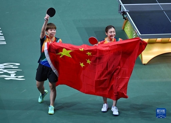 5月27日，陳夢（右）/王藝迪慶祝勝利。當(dāng)日，在南非德班進(jìn)行的2023年世界乒乓球錦標(biāo)賽女子雙打決賽中，中國選手陳夢/王藝迪以3比0戰(zhàn)勝韓國選手田志希/申裕斌，奪得冠軍。新華社記者 陶希夷攝