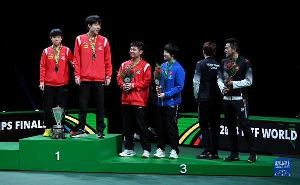 5月26日，冠軍中國組合王楚欽（左二）/孫穎莎（左一）與季軍中國組合林詩棟（左三）/蒯曼（左四）、中國香港組合黃鎮(zhèn)廷（右一）/杜凱琹在頒獎儀式后交流。新華社記者 陶希夷攝