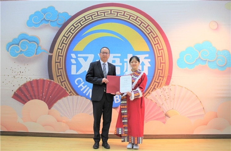 中國(guó)銀行首爾分行行長(zhǎng)周建軍為大學(xué)生組冠軍頒獎(jiǎng)并頒發(fā)就業(yè)證書。首爾孔子學(xué)院供圖