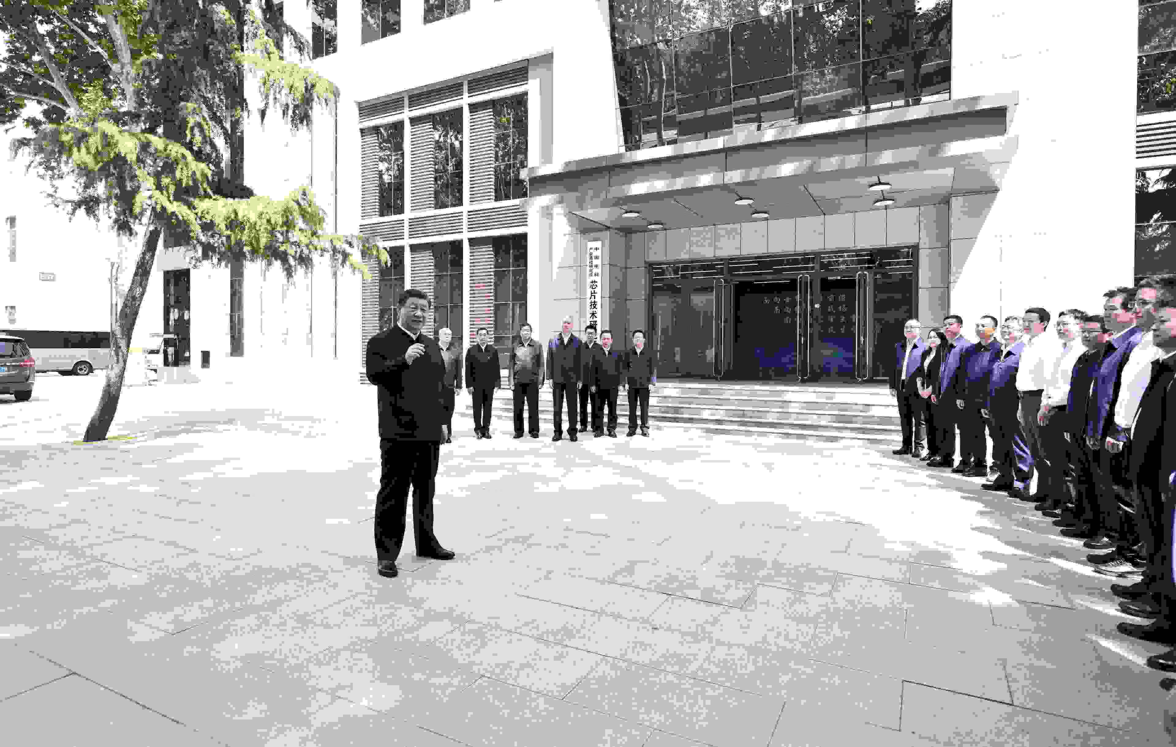 △2023年5月12日，習(xí)近平總書記在中國電科產(chǎn)業(yè)基礎(chǔ)研究院同科技工作者交流。