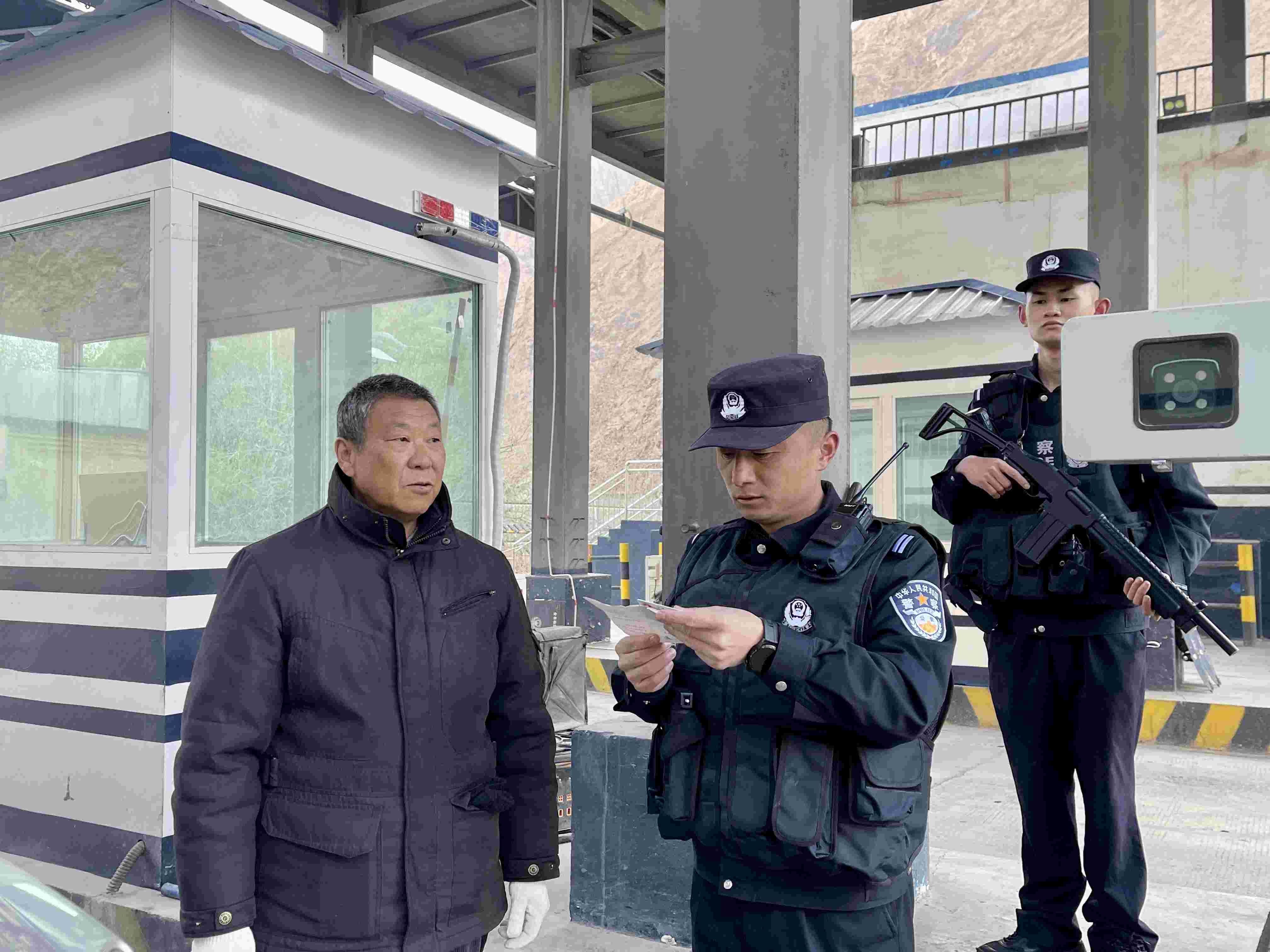 在庫(kù)地邊境檢查站，陳暢核對(duì)進(jìn)出邊境管理區(qū)人員信息。人民網(wǎng) 周靜圓攝