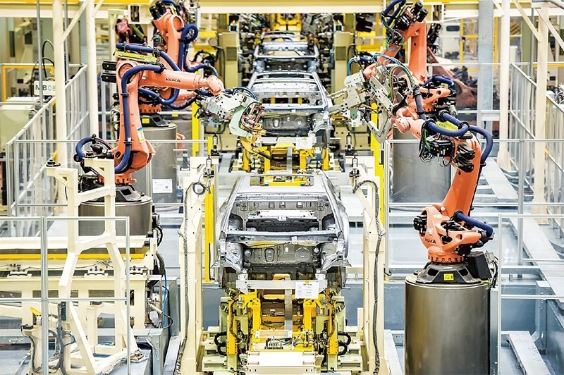 發(fā)展新能源汽車是我國從汽車大國邁向汽車強(qiáng)國的必由之路。2022年中國新能源汽車產(chǎn)銷分別實(shí)現(xiàn)705.8萬輛和688.7萬輛，連續(xù)8年位居世界第一。圖為廣汽埃安第一智造中心焊裝車間正在熱火朝天地生產(chǎn)。 廣汽埃安新能源汽車股份有限公司供圖