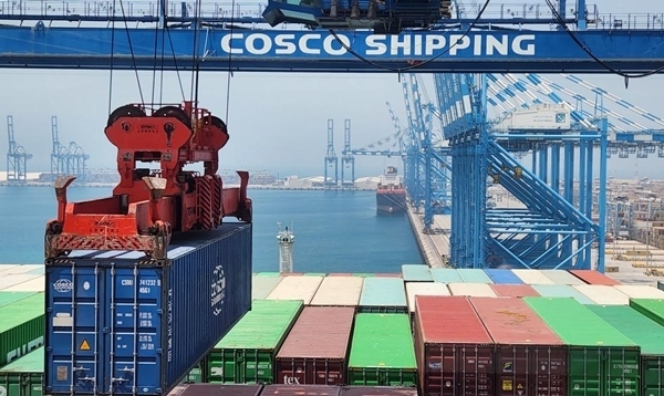 圖為“東方西班牙”輪在裝載貨物。人民網(wǎng)記者 管克江 攝