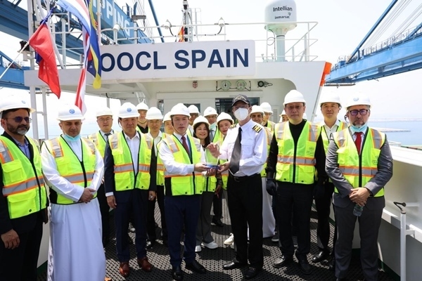 圖為與會(huì)嘉賓參觀“東方西班牙”輪。中遠(yuǎn)海運(yùn)港口阿布扎比碼頭供圖