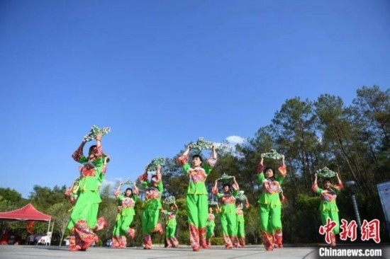 市民在跳廣場舞。 唐小晴 攝