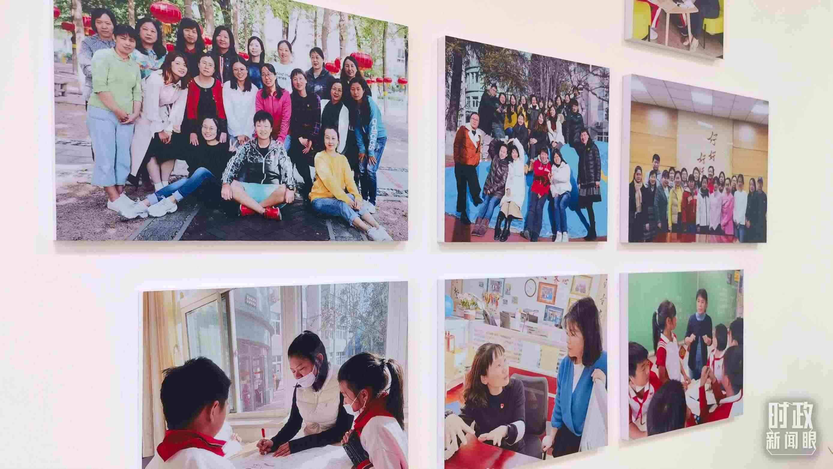 △五年級(jí)教師辦公室內(nèi)的合影展板。（總臺(tái)央視記者賈林拍攝）