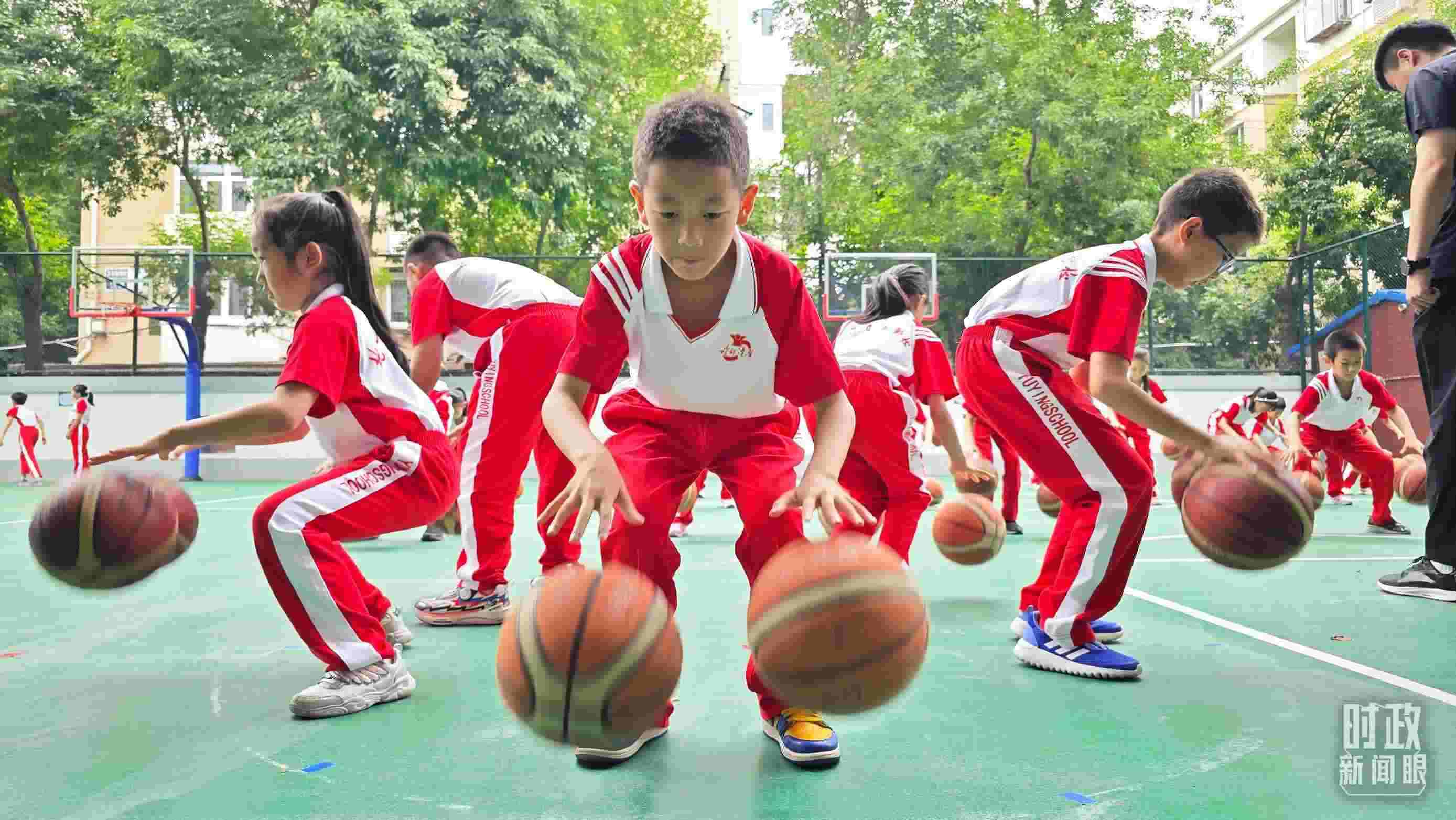 △學(xué)生正在打籃球。（總臺(tái)央視記者彭漢明拍攝）