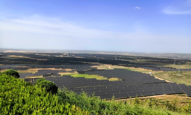 伊金霍洛旗天驕綠能50萬千瓦采煤沉陷區(qū)生態(tài)治理光伏發(fā)電示范項(xiàng)目一角。人民網(wǎng)記者 孫博洋攝