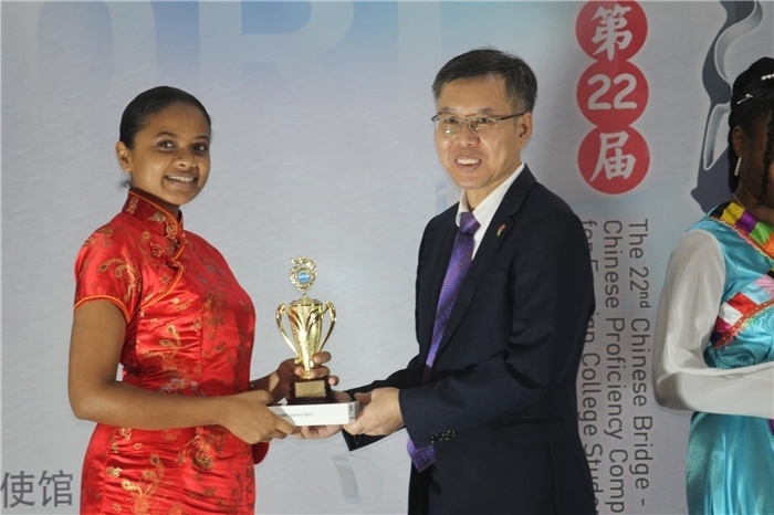 陳錫來參贊為獲獎(jiǎng)選手頒發(fā)二等獎(jiǎng)。圭亞那大學(xué)孔子學(xué)院供圖