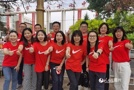 6月7日一早，陽光明媚，天氣涼爽，在長春市第八十七中學，考生們正陸續(xù)進入考場。親友團為參加高考的學子們加油鼓勁。人民網記者 王帝元攝