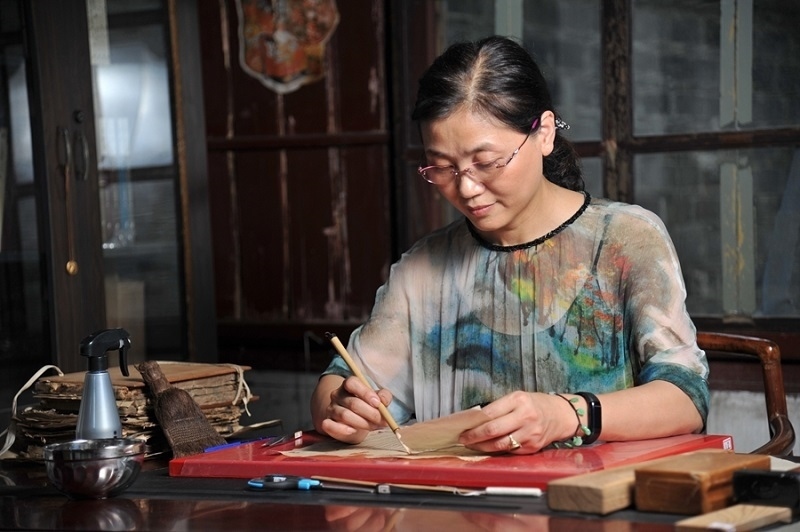 天一閣古籍修復(fù)師工作場(chǎng)景。天一閣博物院供圖