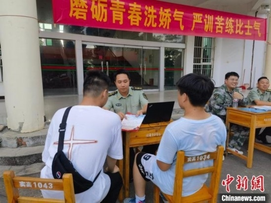 專武干部在講解相關(guān)政策。韋碩 攝