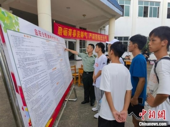 專武干部在講解應(yīng)征體檢標(biāo)準(zhǔn)。韋碩 攝