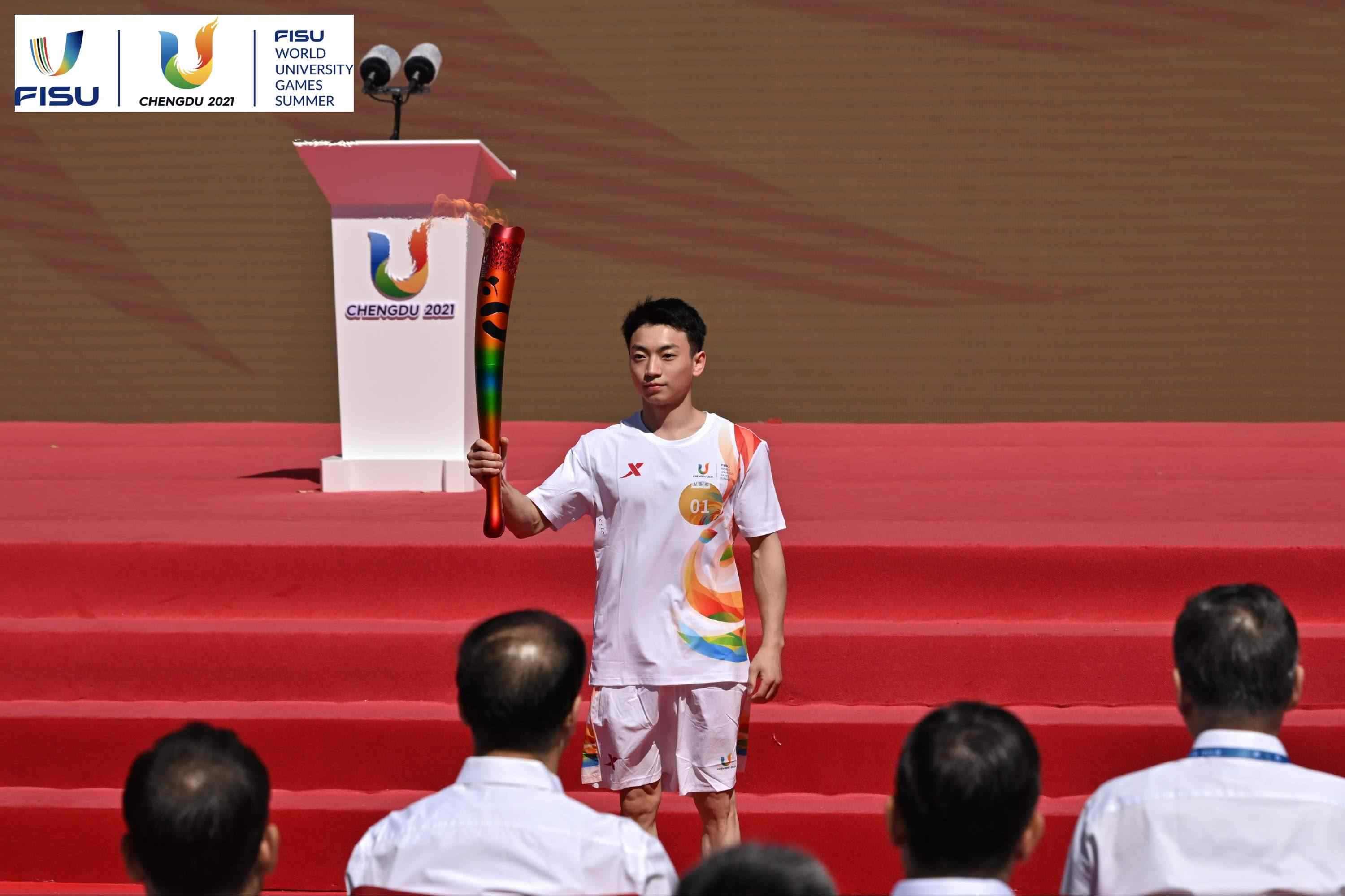 成都大運(yùn)會(huì)火炬手、奧運(yùn)冠軍鄒敬園高舉火炬。 圖片來(lái)源：成都大運(yùn)會(huì)執(zhí)委會(huì)供圖