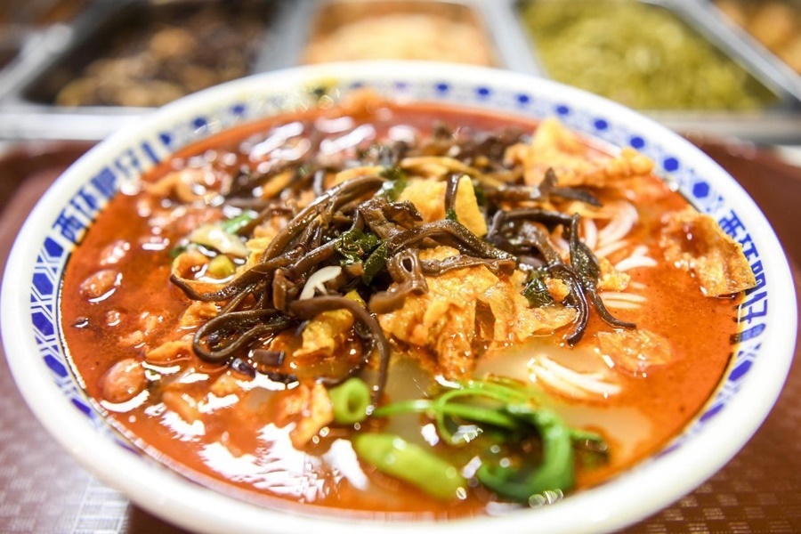 這是廣西柳州市街邊一家螺螄粉店制作的螺螄粉。新華社記者 曹祎銘 攝