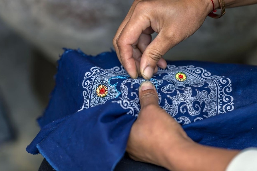 在貴州省黔西市新仁苗族鄉(xiāng)化屋村，村民在制作苗繡。新華社記者 范暉 攝