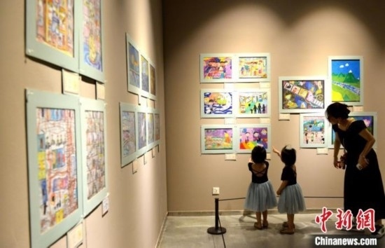 圖為家長帶著孩子參觀展覽。呂明 攝