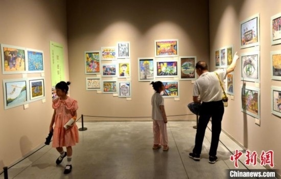 圖為家長帶著孩子參觀展覽。呂明 攝