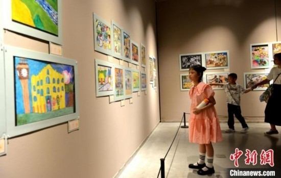 圖為家長帶著孩子參觀展覽。呂明 攝