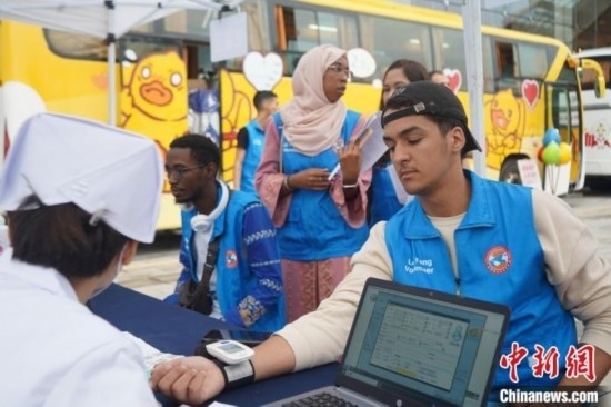 6月13日，在第20個(gè)世界獻(xiàn)血者日前夕，20名在贛留學(xué)生組團(tuán)前往血站獻(xiàn)血。吳迪 攝