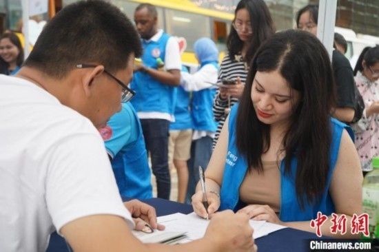 6月13日，在第20個(gè)世界獻(xiàn)血者日前夕，20名在贛留學(xué)生組團(tuán)前往血站獻(xiàn)血。吳迪 攝