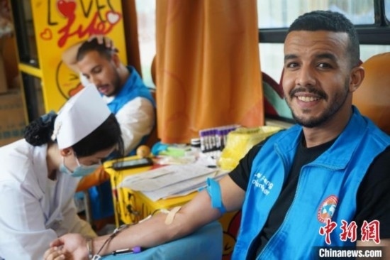 6月13日，在第20個(gè)世界獻(xiàn)血者日前夕，20名在贛留學(xué)生組團(tuán)前往血站獻(xiàn)血。吳迪 攝