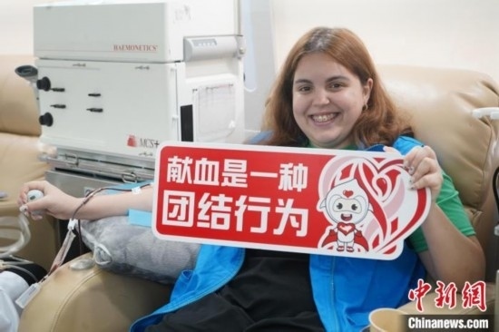 6月13日，在第20個(gè)世界獻(xiàn)血者日前夕，20名在贛留學(xué)生組團(tuán)前往血站獻(xiàn)血。吳迪 攝