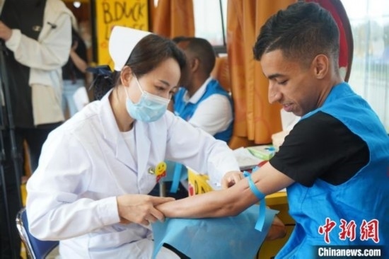 6月13日，在第20個(gè)世界獻(xiàn)血者日前夕，20名在贛留學(xué)生組團(tuán)前往血站獻(xiàn)血。吳迪 攝