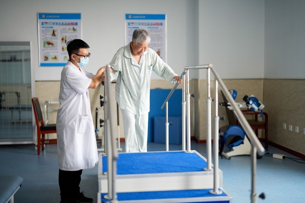 河北省灤南縣一家養(yǎng)老機構的工作人員在指導老人進行康復訓練（2023年5月19日攝）。新華社記者 牟宇 攝