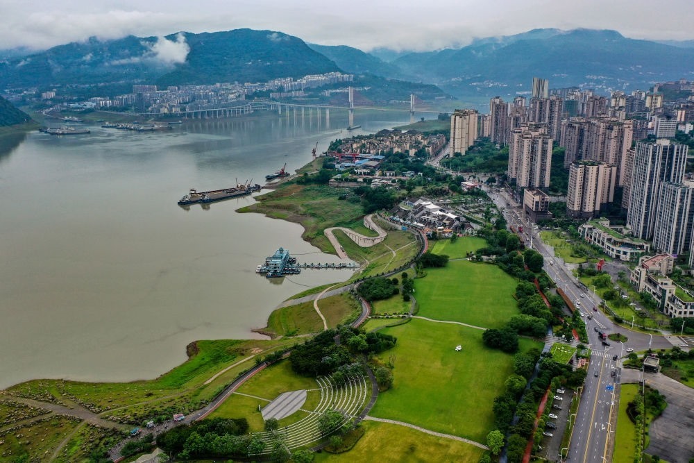 這是2023年6月7日拍攝的位于重慶市云陽縣的云陽城區(qū)環(huán)湖綠道（無人機照片）。當地將生態(tài)治理與生態(tài)修復結合起來，兼顧城市旅游和運動休閑等功能需要，打造環(huán)縣城兩江四岸33公里綠道。新華社記者 唐奕 攝