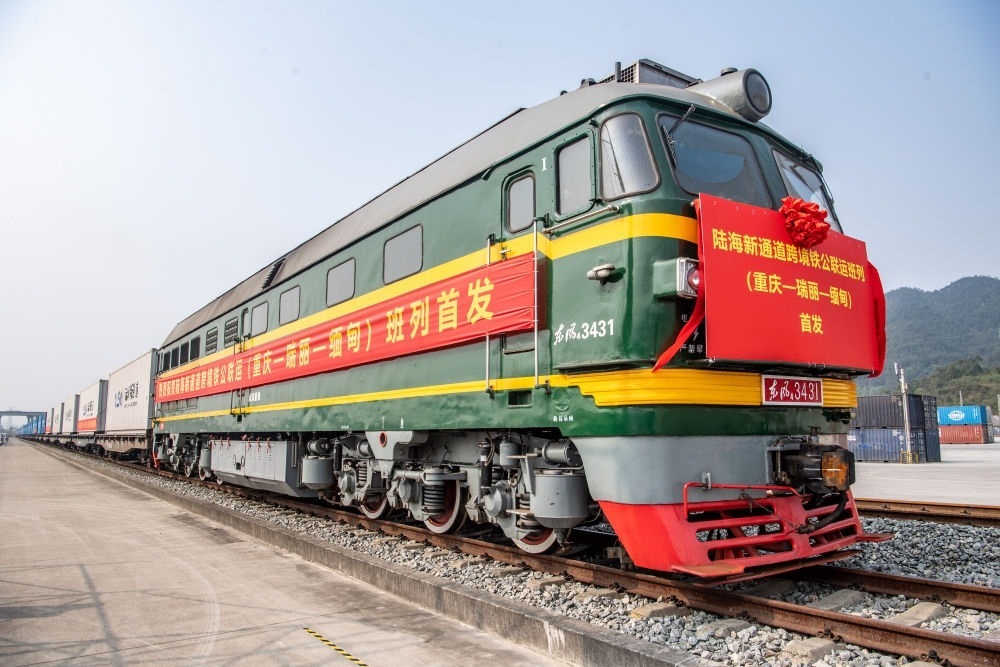 陸海新通道跨境鐵公聯(lián)運班列（重慶—瑞麗—緬甸）首發(fā)班列在重慶江津小南埡鐵路物流中心等候發(fā)車（2023年4月3日攝）。新華社記者 唐奕 攝