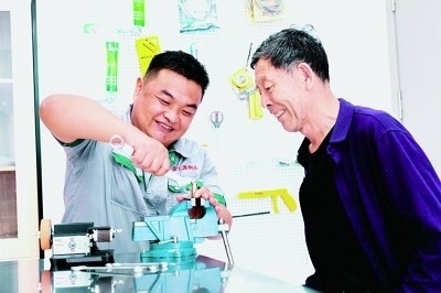 上流佳苑社區(qū)便民服務(wù)中心維修師傅李磊為社區(qū)居民提供服務(wù)。資料圖片