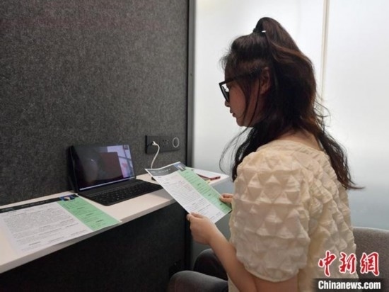 學(xué)生通過(guò)“云面試空間”進(jìn)行求職面試。劉棟 攝