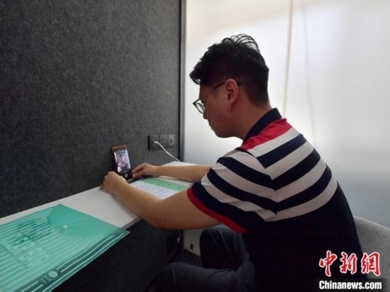 學(xué)生通過(guò)“云面試空間”進(jìn)行求職面試。劉棟 攝