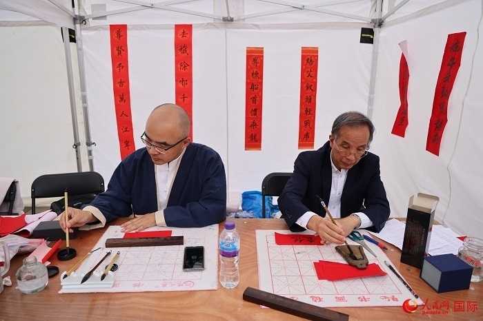 活動(dòng)現(xiàn)場(chǎng)的中國(guó)書法展示。人民網(wǎng)記者 邢雪攝