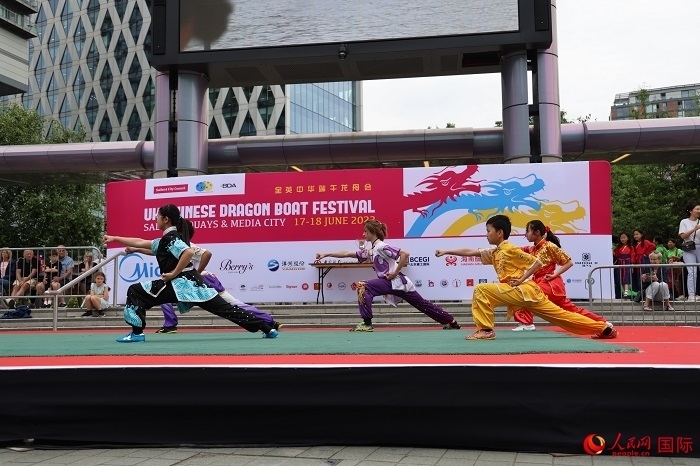 中華武術(shù)表演吸引了眾多英國(guó)觀眾。人民網(wǎng)記者 邢雪攝