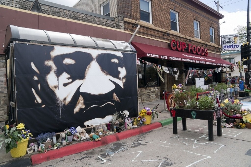 這是2022年5月22日在美國(guó)明尼蘇達(dá)州明尼阿波利斯市拍攝的弗洛伊德廣場(chǎng)。新華社記者劉杰攝