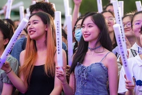 場下觀眾十分熱情。人民網(wǎng)記者 翁奇羽攝