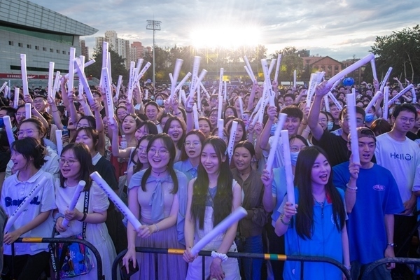 場下觀眾十分熱情。人民網(wǎng)記者 翁奇羽攝