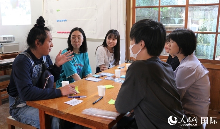 通過卡片游戲，模擬如何解決海洋垃圾問題。人民網(wǎng) 許可攝