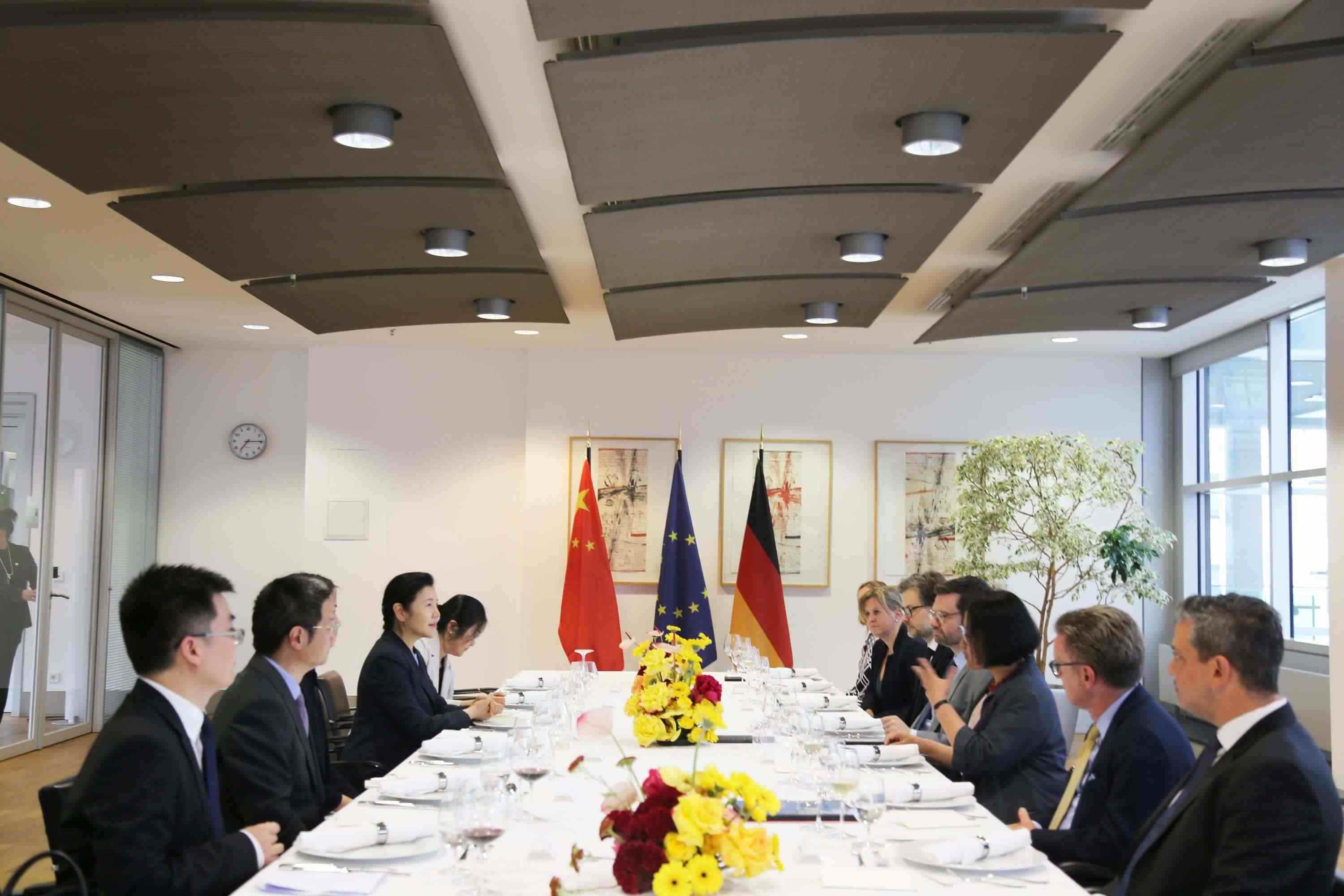 司法部長(zhǎng)賀榮與德國(guó)聯(lián)邦司法部長(zhǎng)布施曼舉行會(huì)談。