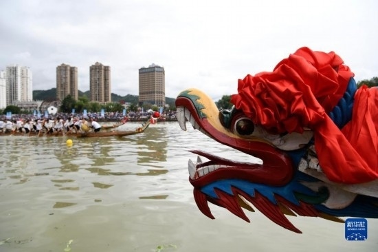 6月23日，在貴州省黔東南苗族侗族自治州施秉縣舉行的獨(dú)木龍舟節(jié)上，獨(dú)木龍舟進(jìn)行比賽。