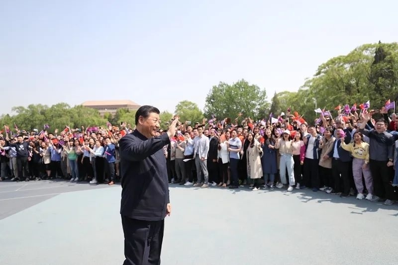 2021年4月19日，在清華大學(xué)建校110周年校慶日即將來臨之際，習(xí)近平來到清華大學(xué)考察。圖為習(xí)近平離開學(xué)校時，同師生們揮手致意。新華社記者 鞠鵬 攝