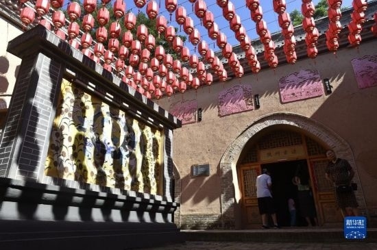 6月23日，游人在三門峽市陜州地坑院景區(qū)內(nèi)游覽。