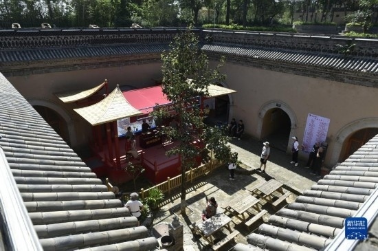 6月23日，游人在三門峽市陜州地坑院景區(qū)內(nèi)游覽。