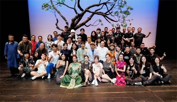 《斷金》百場(chǎng)演職人員合影。龍馬社供圖