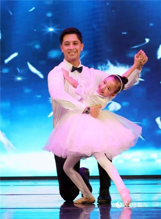 父女共舞“愛的華爾茲”。人民網(wǎng)記者 管克江攝