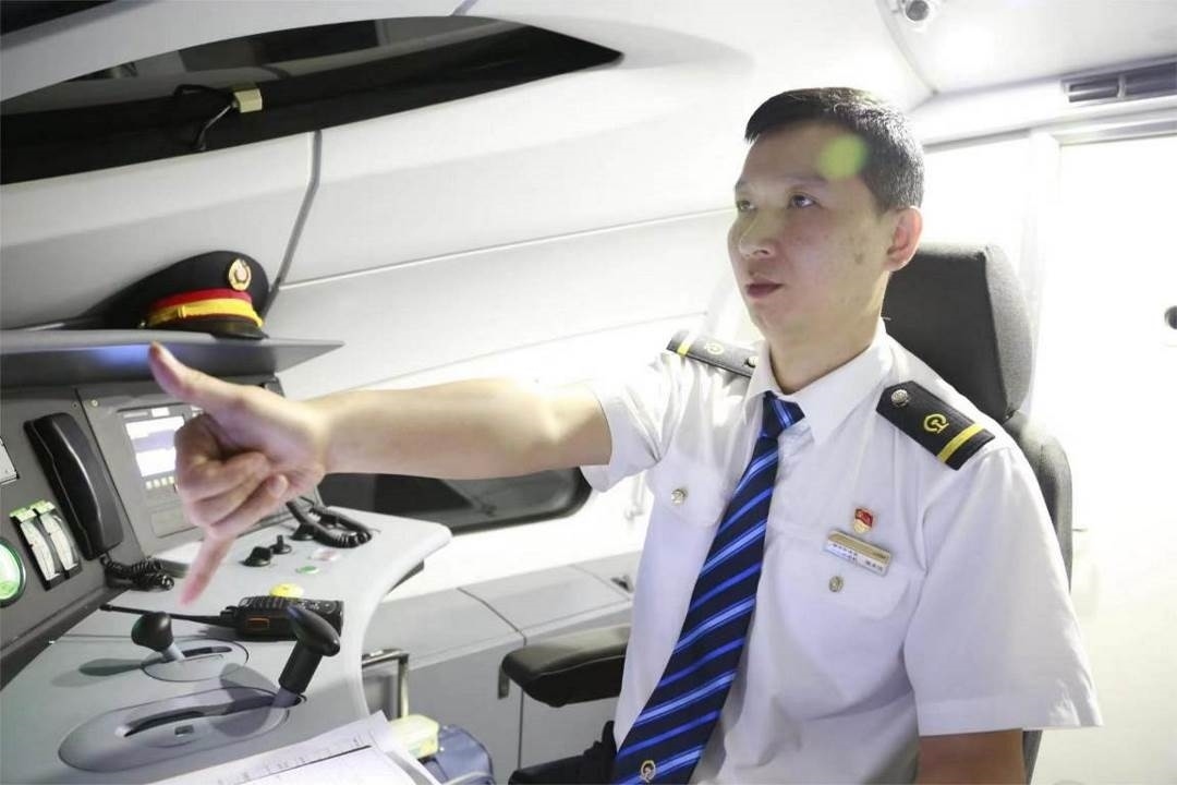 陳承儀駕駛動車組列車執(zhí)行標準作業(yè)。陳巍攝